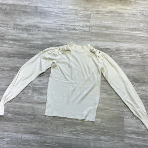 Tröja - Fin tröja från river island, använd bara en gång, normal till storleken och i mycket bra skick!