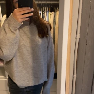 Stickad tröja - Perfekt tröja inför hösten! Super skön och fin, är tyvärr lite stor så därför säljer jag den💞💞