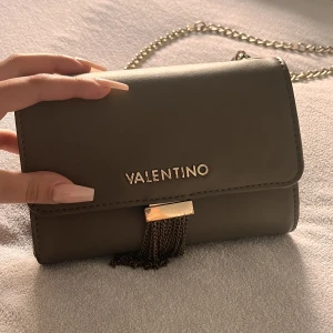 ÄKTA Valentino Väska - Elegant Valentino väska🤎Säljs rimligt pris (ord. Pris 665 REA)  Går att pruta 💘Kan användas som axelremsväska och shoulder bag 👜  Knappt använd, nackdel lite solblekt ☀️