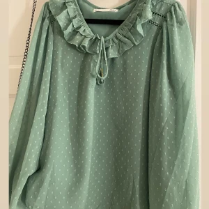 Blus  - säljer en jättefin blus från en butik i spanien. passar till dom flesta tillfällena. inga effekter eller fläckar 💕💕