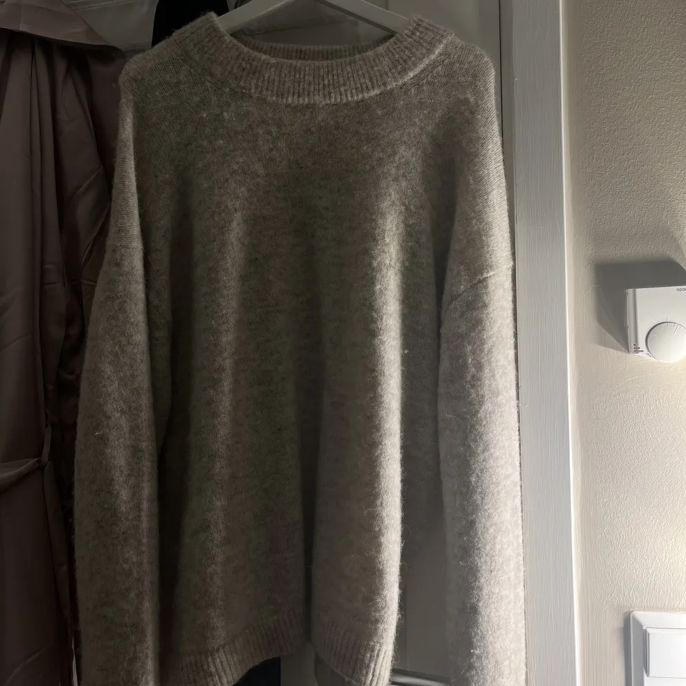 Ljus beige stickad tröja från h&m i alpacka-ull strl xl men som en M. Köpt för 990kr säljer nu för 200kr använd Max 5 ggr. . Stickat.