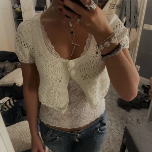 Superfin bolero - Jättesöt bolero köpt second hand i Paris. Står inget märke eller storlek men uppskattar till xs/s. 