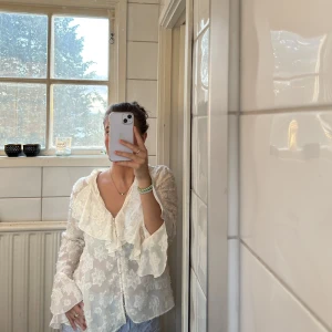 Zara blus  - Säljer denna fina blus från zara, använd fåtal gånger!