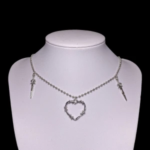 Barbed wire heart necklace - Coolt men simpelt ball chain halsband! Berlocker som föreställer ett taggtrådshjärta med två svärd✨