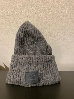 Acne Studios mössa - Grå Acne Studiods mössa i ull. Jättebra kvalite & material & varm mössa. Inköpt för några år sedan och har endast används ca 10 gånger. 
