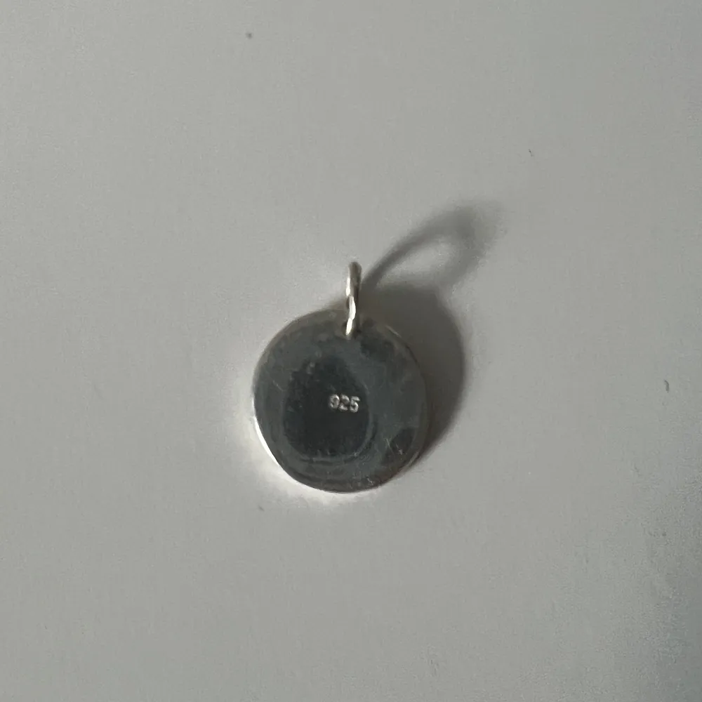 Bokstavsberlock i bokstaven ”A” i 100% återvunnet silver från märket Syster P. Passar halsbandskedjor. Tecken på användning.. Accessoarer.
