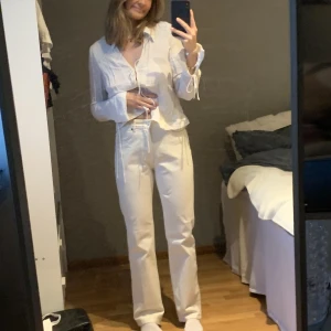 Beiga jeans  - Beiga jeans från H&M i storlek 38. Endast använda 1 gång. Jag är 177cm lång och för mig är det perfekt längd<3 midwaist