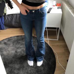 Lånad bild! Så fina lågmidjade jeans från zara 💓Lite slitna längst ner men annars i toppen skick! Säljer likadana fast i svart också!!
