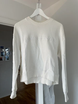 Carin Wester crewneck - En klassisk vit crewneck från Carin Wester i storlek XS💓 Bra skick!