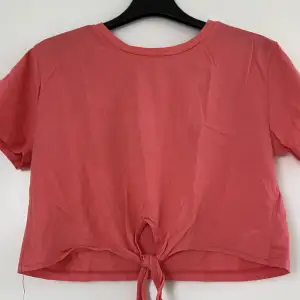 Rosa tröja, färgen är inte rättvis på bilden. Fint skick och knappt använd! Knyte fram! 