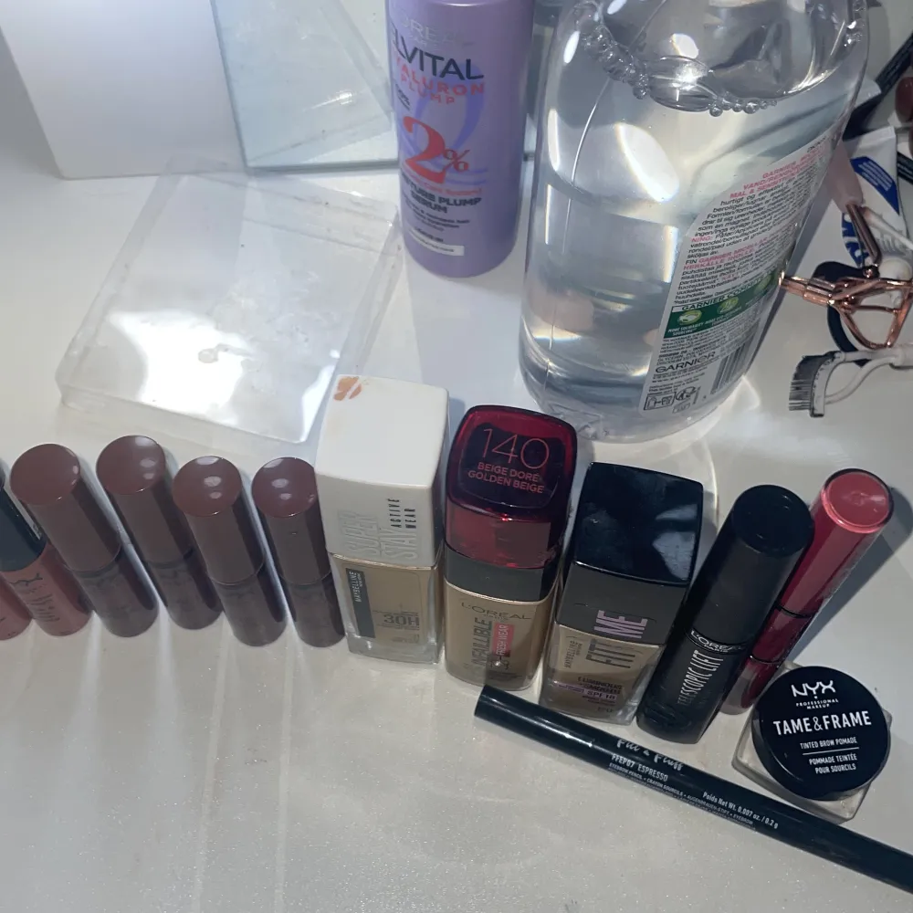 säljer allt de här smink för 700kr nypris: 1848kr ( allt e från hm)  Dior lip oil blir 400kr❤️ Nyx butter gloss på färg Ginger Snap och nyx matte på färg cannes❤️. Accessoarer.