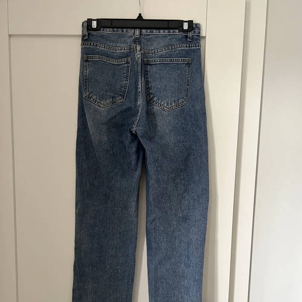 Jeans med slits, använda men fortfarande bra skick.. Jeans & Byxor.