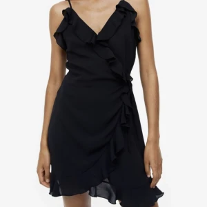 Svart volangklänning - Säljer denna klänning från hm nypris 250kr fint skick och använd 2 gånger