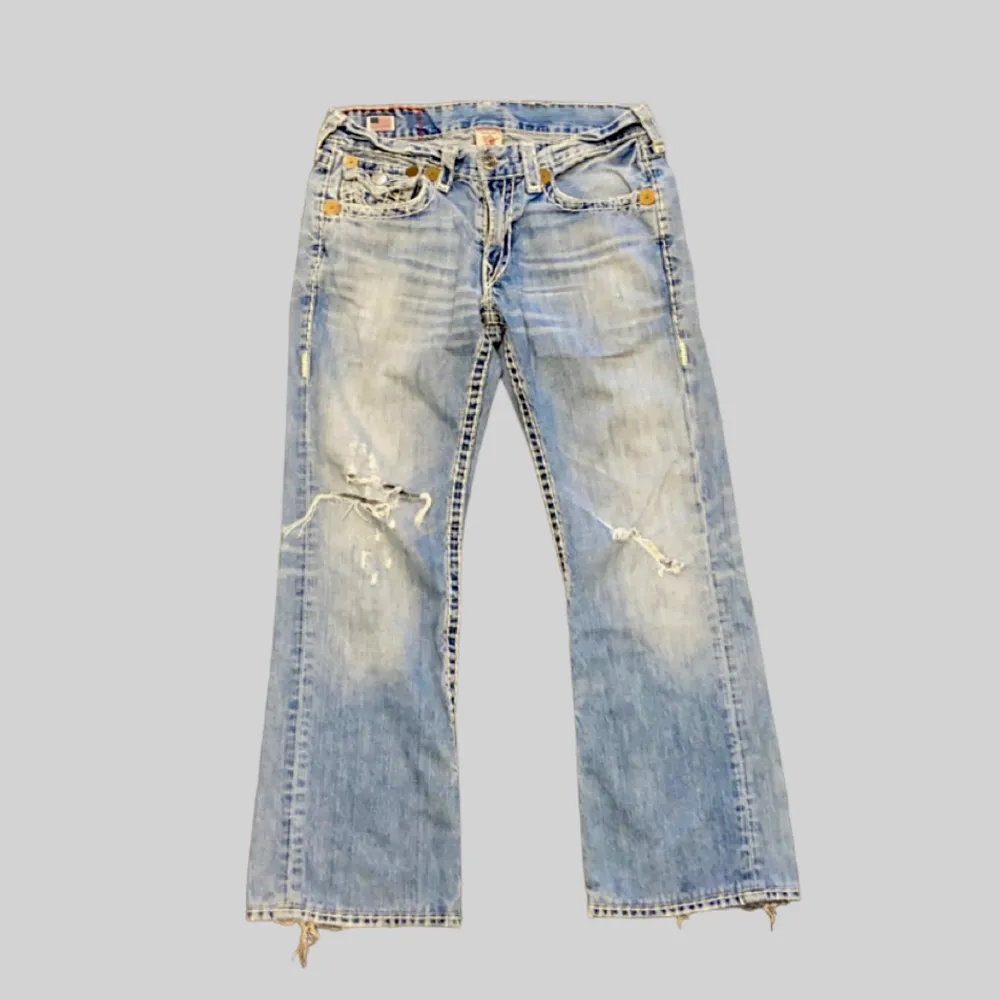 True religion jeans med liten utsvängning. • Storlek: W33 • Mått: Längd: 100cm • Midja: 43cm • Benöppning: 24,5cm • Innerbenslängd: 75cm • Lår: 20cm OBS: Hål på knäna och mindre distressing förekommer. Kolla innan du köper. 💙. Jeans & Byxor.