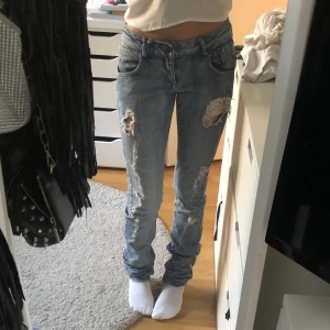 Lågmidjade straight jeans 😍 - Fina lågmidjade ripped straight jeans. Sömmen på fickan är litr lös. Perfekt för hösten. Står ingen storlek men skulle gissa xs-xxs.