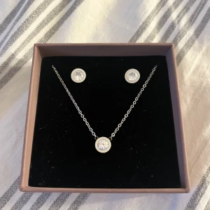 Stella halsband och örhängen - Silver halsband och örhängen i kollektionen ”Stella” från Edblad. Halsband: 200 kr (originalpris 349) Örhängen: 150 kr (originalpris 299) Halsband och örhängen för 300 kr. Fint skick och bara använda en gång, men kommer tyvärr inte till användning🤍