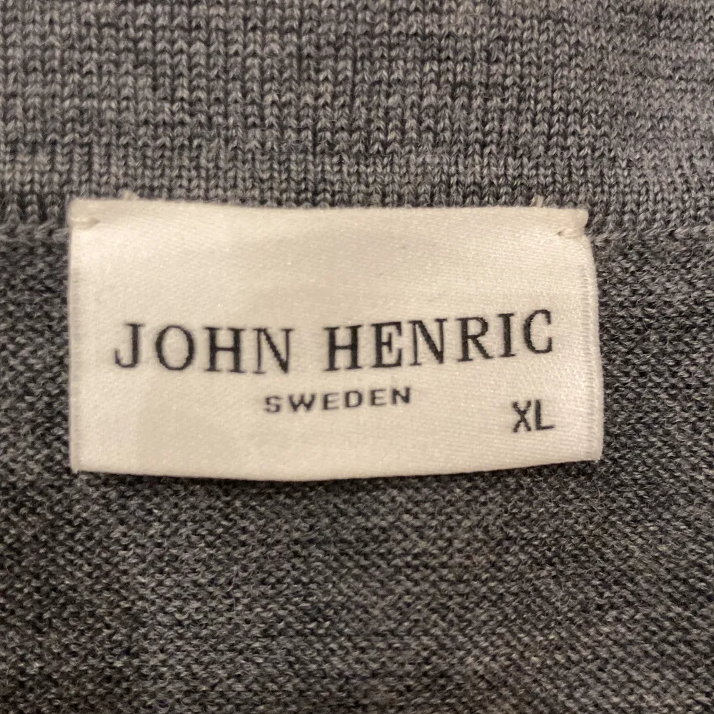 Säljer min fina rygbytröja från  John Henrik i färgen grå. Storlek XL och skick 9/10, inte använd mycket. Nypris 1100kr mitt pris 600kr. Hoodies.