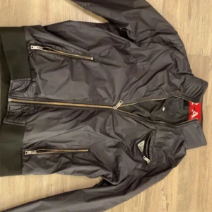 Prada jacka  - Säljer en äkta Prada jacka för jag inte använder den fick den i present ny pris ligger på 15000kr