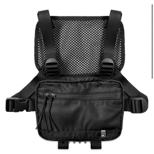1017 ALYX 9SM mini Chest Rig - Chest rig från alyx by matthew williams. Nypris 3000-6000kr? Använd vid ett enda tillfälle. Kvitto och tags finns