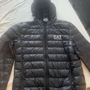 Jacka EA7 - Jacka från EA7, köppt förra året, använt Max 5 gånger, bra kvalite och skick.
