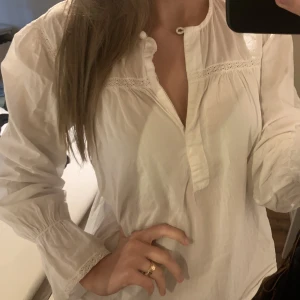 Vit blus  - Vit blus så bekväm och söt, passar till allt ❤️