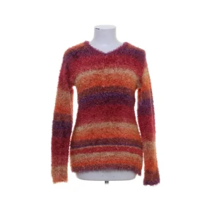 Höstig tröja - Supermjuk tröja i höstens alla färger 🍁 Införskaffades från Sellpy för 160 kr, säljer då den inte kommer till användning. Tröjan är gjord av viskos, polyester och akryl. Okänt märke i storlek M, men passar allt från XS-M.  Hör av dig vid frågor! 🌼