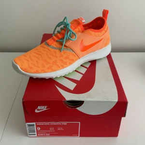 Oanvända träningsskor - Oanvända träningsskor från nike i storlek 40.5 i en härlig, uppiggande orange färg. Perfekta för träning på gymmet eller till vardags. 