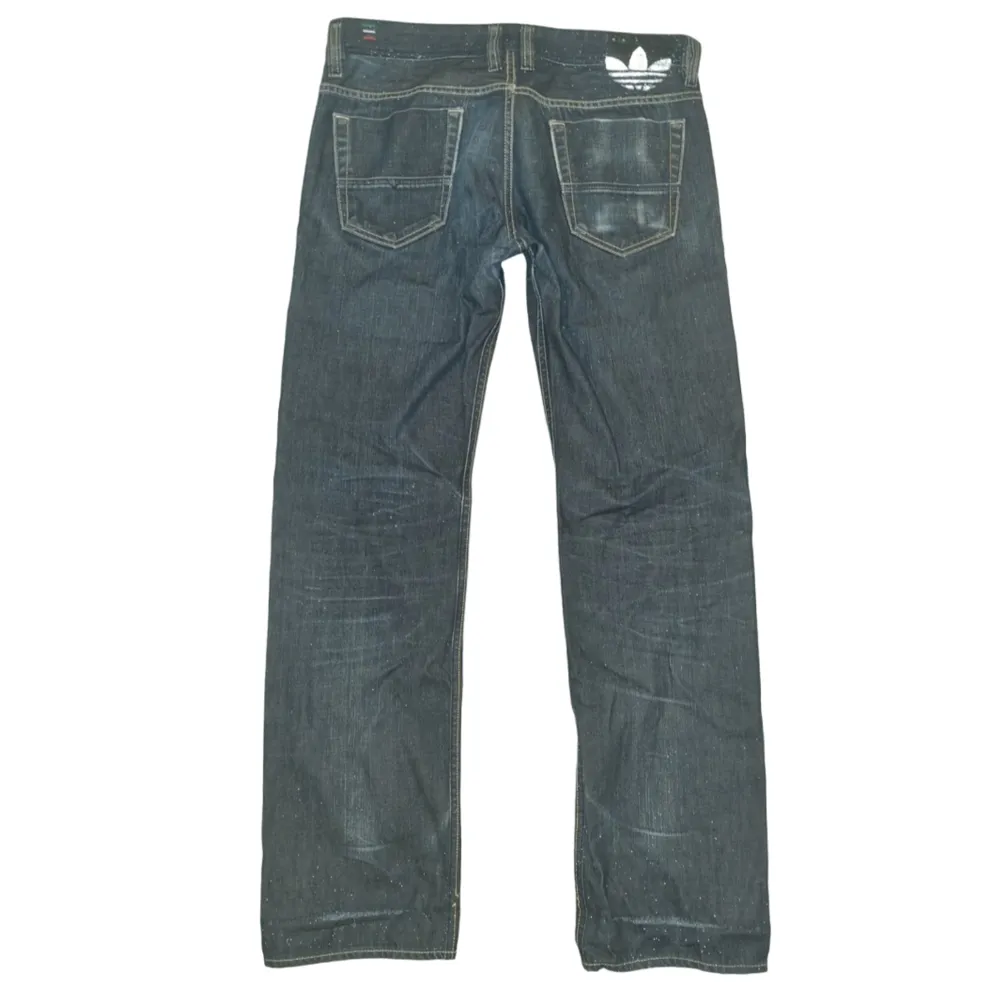 Adidas x Diesel Vintage Jeans köpt i Japan. Storlek 33×32. Längd: 107 cm, Bredd: 84 cm, Innerben: 81cm. Dem ser svarta ut på bilderna men dem är Blåa.. Jeans & Byxor.
