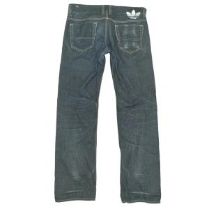 Adidas x Diesel Vintage Jeans - Adidas x Diesel Vintage Jeans köpt i Japan. Storlek 33×32. Längd: 107 cm, Bredd: 84 cm, Innerben: 81cm. Dem ser svarta ut på bilderna men dem är Blåa.