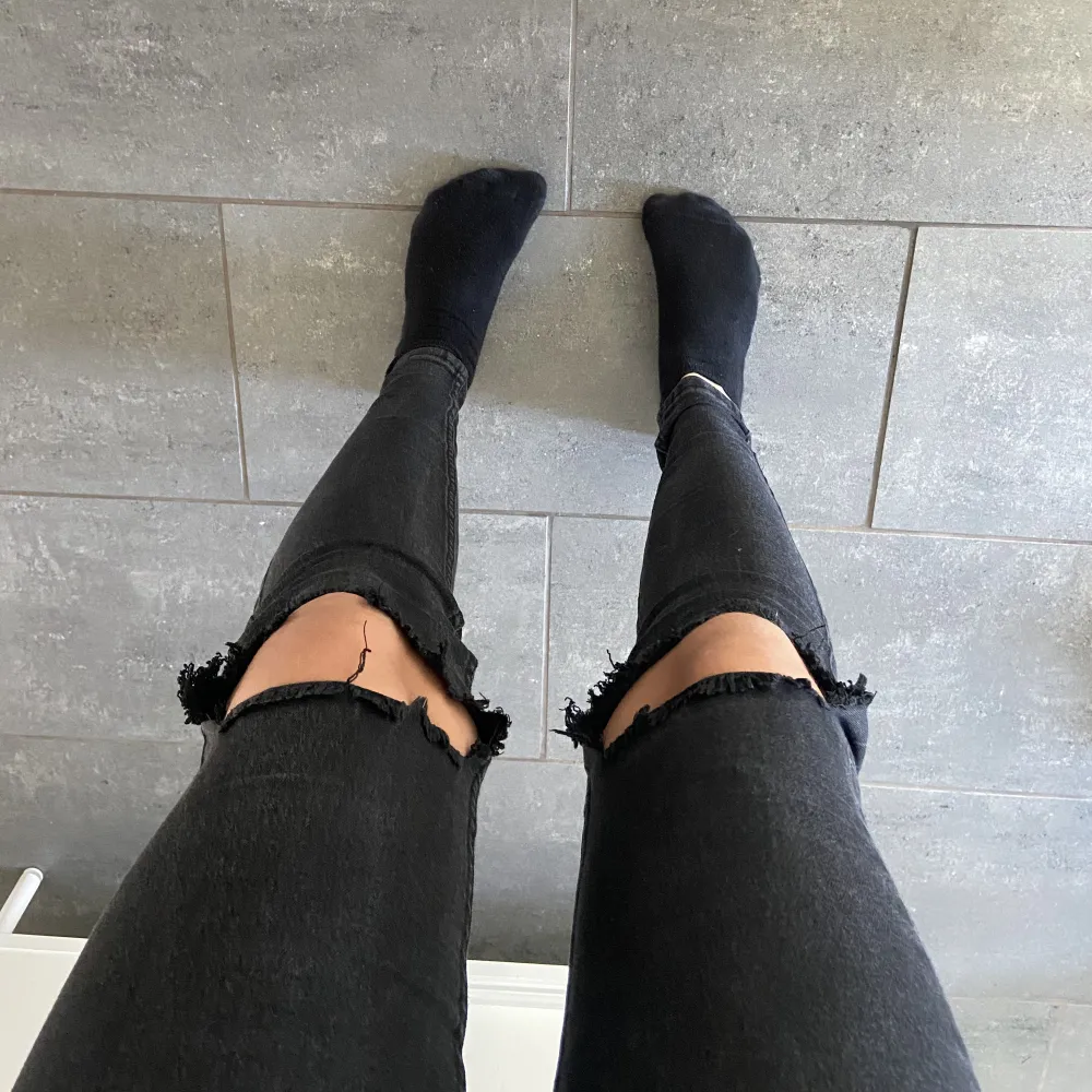 Svarta jeans med hål på knäna från lager 157 i storlek S. Sitter perfekt i längden på mig som är runt 170💞. Jeans & Byxor.