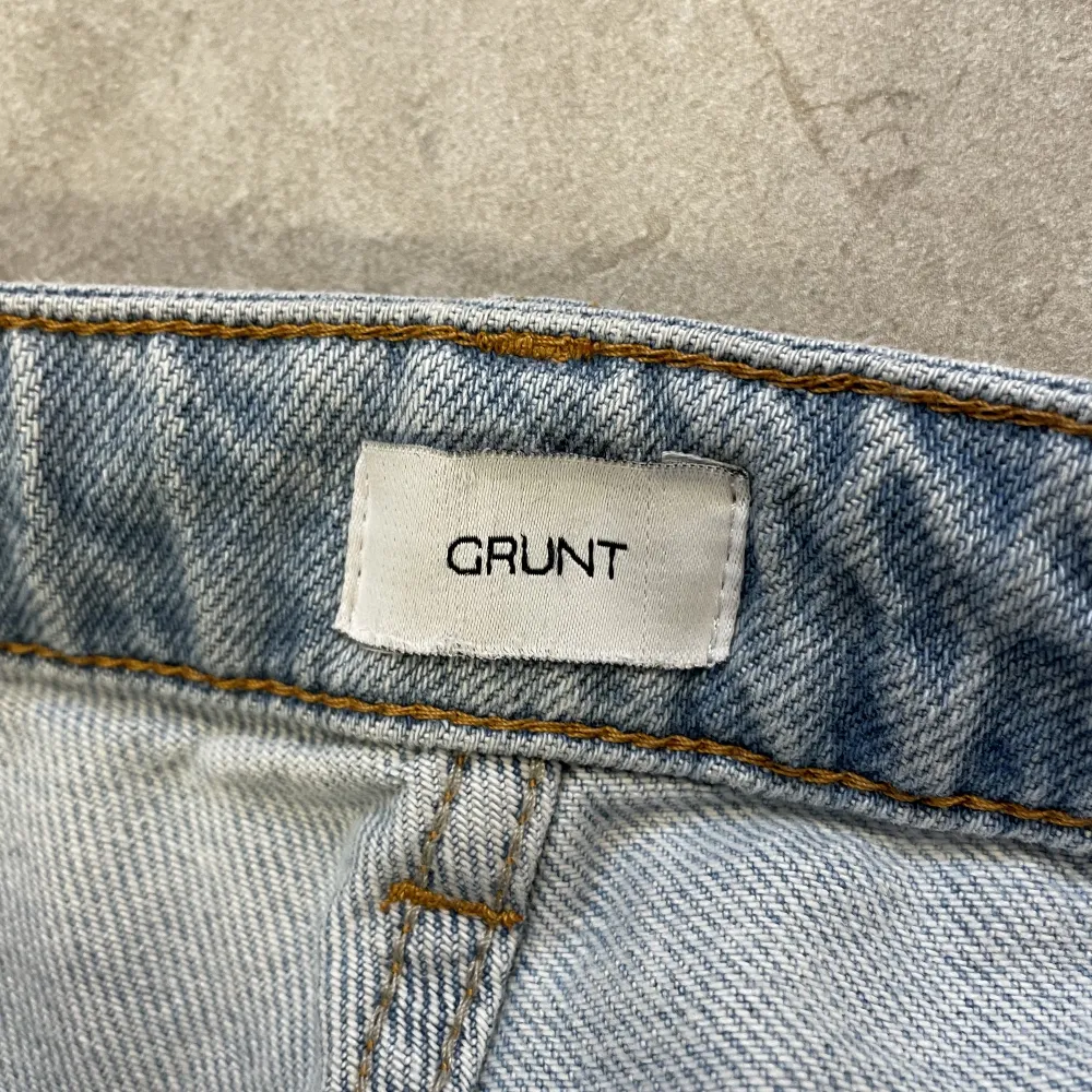 Säljer nu mina snygga grunt jeans. Storlek 27 vilket motsvarar ungefär 170. Cond 7/10. Nypris 699.  Hör av er vid funderingar!. Jeans & Byxor.