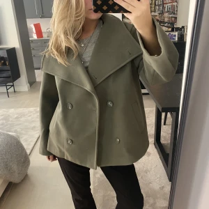 Kortkappa - Såå fin kappa i grön höst färg från Bubbleroom❤️aldrig använd helt som ny🫶🏼 