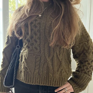 Stickad tröja - Snygg stickad tröja. Passar perfekt till hösten💘