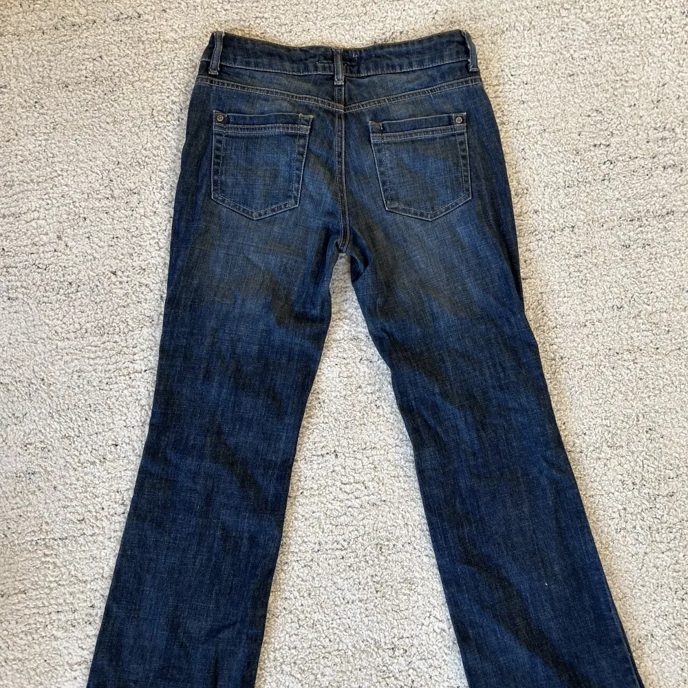 Jättefina lågmidjade bootcut jeans från sellpy. Innebensmåttet: 71 cm midjan tvärs över: 36 cm. Passar på mig som är 158 så de är rätt så korta. Lappen är avklippt men jag skulle säga att storleken är runt S Priset kan diskuteras. Fråga för fler bilder!💘. Jeans & Byxor.