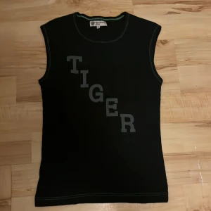 Linne, Tiger of Sweden - Mörkblått linne från Tiger. Mörkblått.