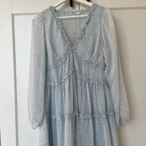 Säljer denna blåvita klänningen från NA-KD den är använd en gång!