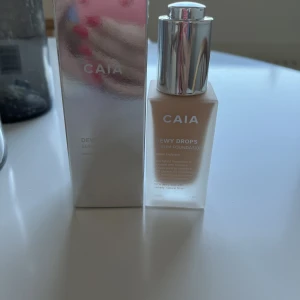 CAIA Dewy drops foundation 10W - Oanvänd. Endast swatchad på handen. Fel underton för mig som är mer neutral. 