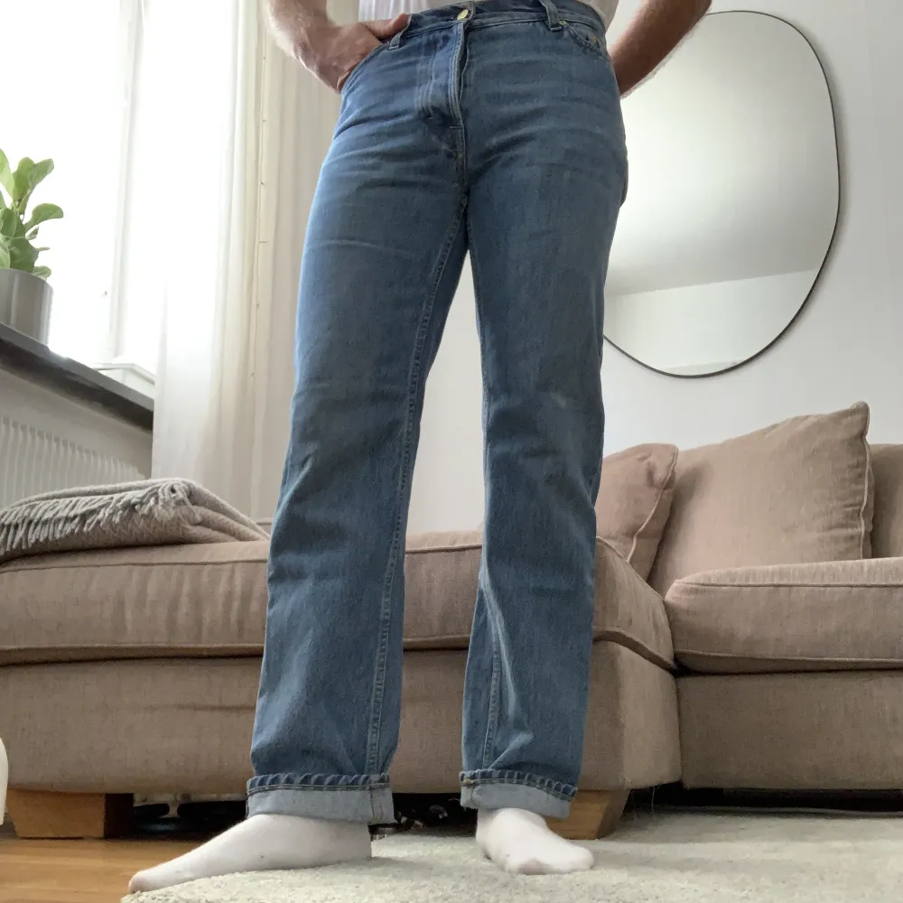 Bilden ger dom inte rättvisa då dom är för små för mig. Men om du har waist 28/29 och mindre lår kommer dessa sitta som en straight fit då modellen heter ”Benji Relaxed Straight leg”. Jag är 177cm lång. . Jeans & Byxor.