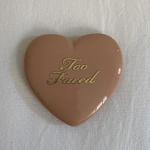 Too Faced, rouge/bronzer  - Köpt i London för 350 kr. Lite glittrig. Aldrig använd.