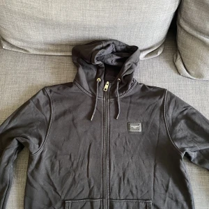 Dolce & Gabbana hoddie med dragkedja  - Dolce & Gabbana hoddie med dragkedja säljs, har använt ett få tal gånger men är i bra skick. Säljer på grund av storleken