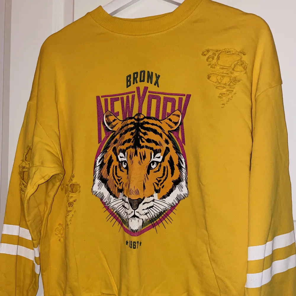 En gul hoddie / sweatshirt från Gina Tricot i storlek S. Knappt använd. . Tröjor & Koftor.
