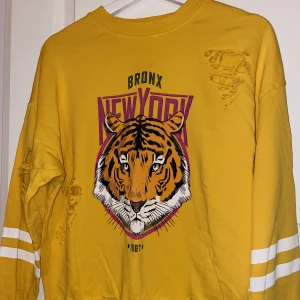 Gul sweatshirt med tiger tryck - En gul hoddie / sweatshirt från Gina Tricot i storlek S. Knappt använd. 