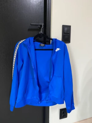 Nike kofta - Blå nike kofta i storlek XL junior/Xs i nyskick, knappt använd. 100kr