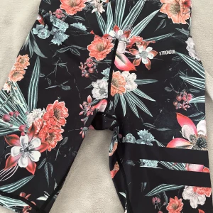 Stronger byxor - Säljer dessa stronger shorts i storlek:S  Fint skick  