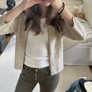 Härlig kofta - Så fin och unik kofta, cremefärgad med paljetter och dragkedja😊💕