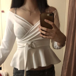 Elegant topp - En vit topp i strl 36, använt skick men inga defekter. 