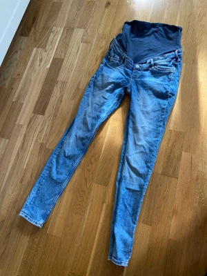 Gravid byxa  - Gravid jeans. Bra skick. Använd 3 gånger. 