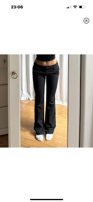 lågmidjade kostymbyxor - (lånade bilder av julia) säljes dessa lågmidjade kostymbyxor då de inte kommer till användning, midja 76 innerben 84, hon på bilden är 1,65