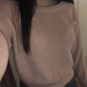 Rosa stickad tröja - En gammeldagsrosa stickad tröja. Använt endast en gång innan och den är i nytt skick🤍