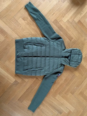 PARAJUMPERS  - PARAJUMPERS cardigan  Skick 9/10 knappast använd  Tagg finns  Nypris 5500:- Mitt pris 2250:- Storlek L passar M 